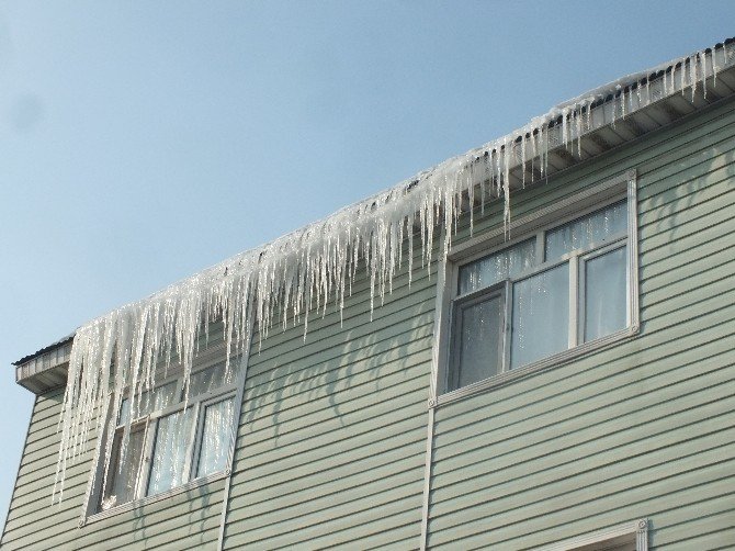 Çatılardan Sarkan Buzlar Tehlike Saçıyor