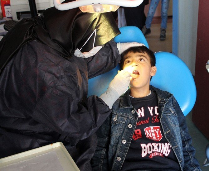 Çal İlçesinde 2 Bin Öğrenciye Göz Ve Diş Taraması Yapıldı
