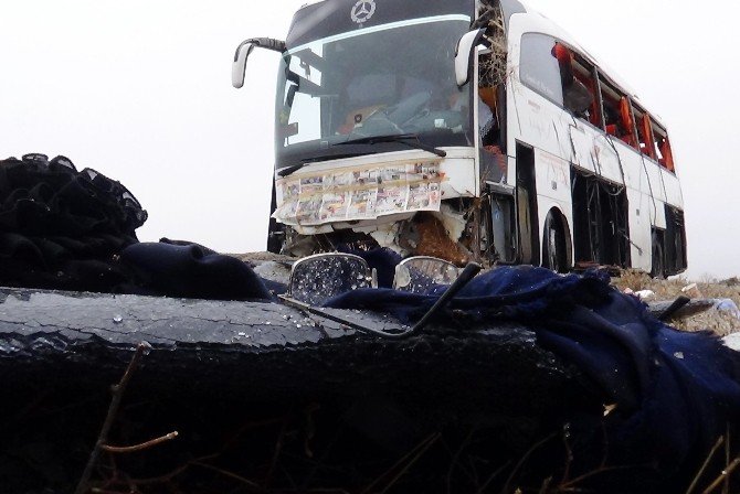 Kırıkkale’de İki Ayrı Trafik Kazası: 3 Ölü, 17 Yaralı