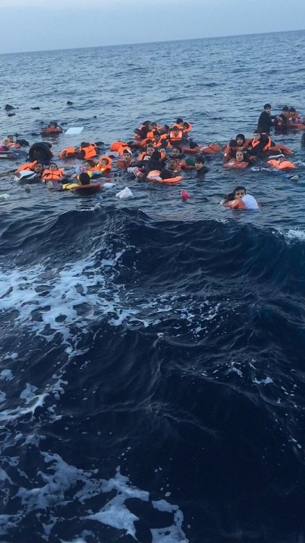 65 kaçak göçmenin denizde ölüm kalım mücadelesi görüntüleri yayımlandı