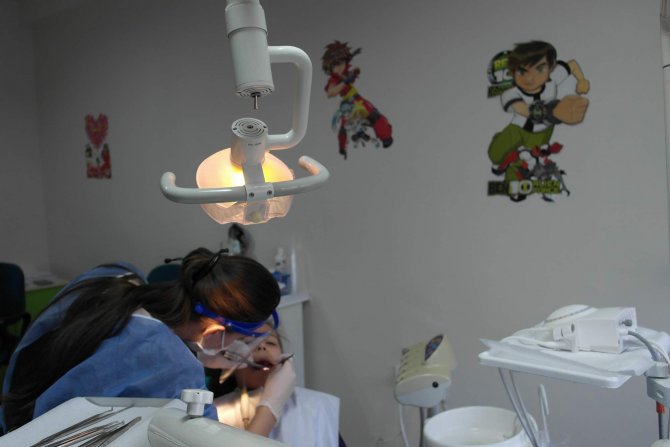 Diş ağrısı yaşayan çocuklar doktor korkusunu çizgi filmle yenecek