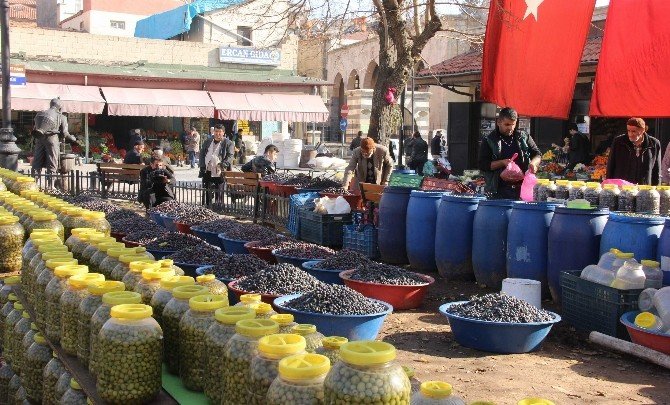 Giydiği Şalvarla Zeytin Yiyen Canan Karatay’a Gaziantep’ten Destek
