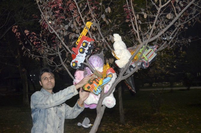 Savaşlara dikkat çekmek için, ağaç süsleyip çocuklara oyuncak dağıttı