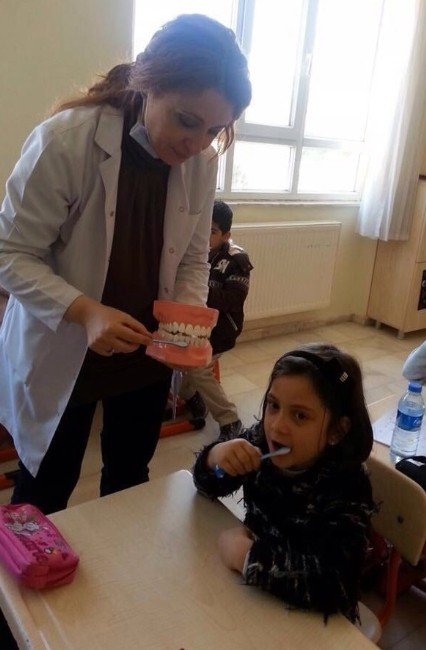 Elazığ’da Diş Hekimleri, Öğrencileri Diş Taramasından Geçirdi