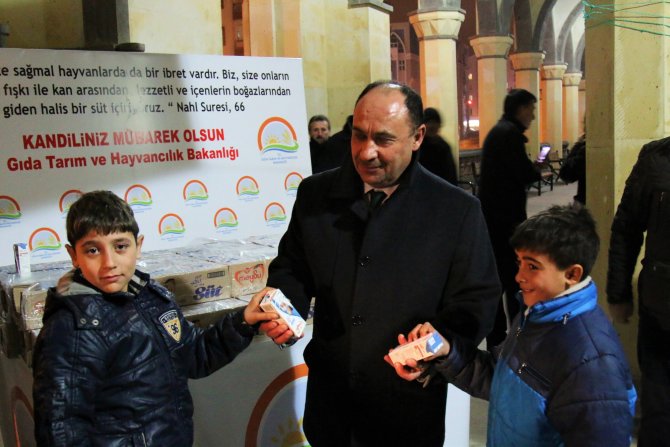 Mevlit Kandili'nde Kırşehir'deki camilerde süt dağıtıldı