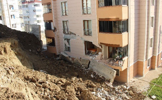 İstinat Duvarı Yıkılan Apartmanda Tehlike Devam Ediyor