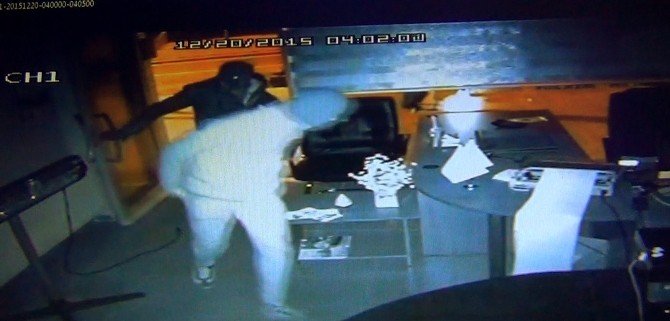 Maskeli Hırsızlar Güvenlik Kamerasına Yakalandı