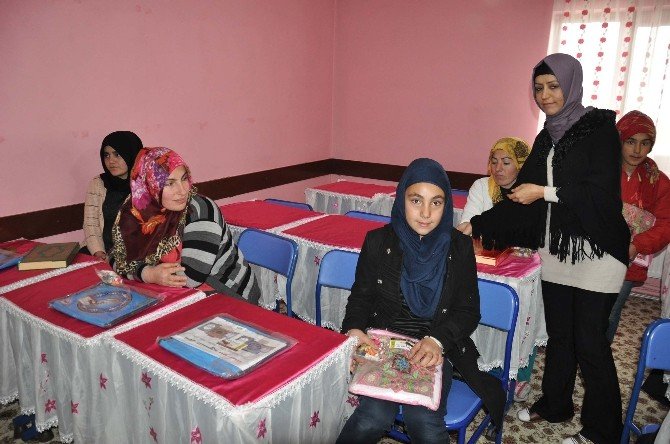 Kız Öğrencilere Kur’an-ı Kerim Eğitim Seti Dağıtıldı