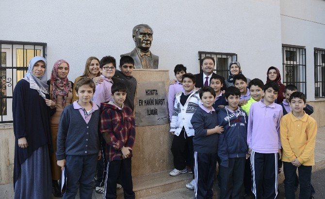 Okul Bahçesindeki Atatürk Büstü Belediye Tarafından Yenilendi