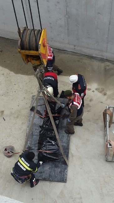 Merdivenden Beton Zemine Düşen İşçi Hayatını Kaybetti