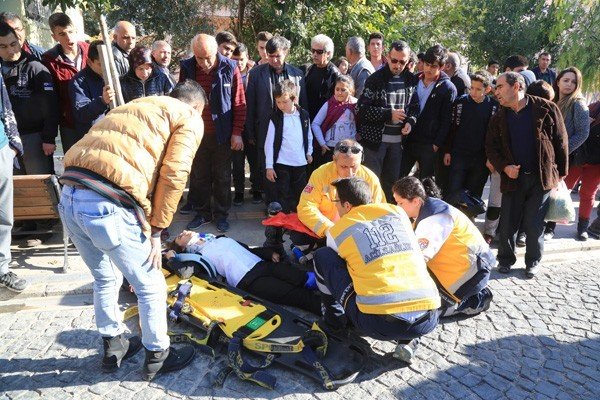Yaralı Öğrenci Gözyaşları İçerisinde Ambulansı Bekledi