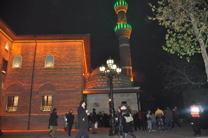 Ankaralılar soğuk havaya rağmen Hacı Bayram Veli Camii’ne akın etti