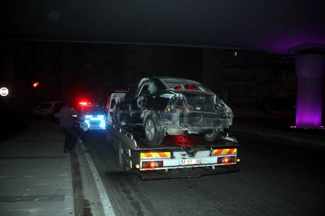 Sürücüsünün Direksiyon Hakimiyetini Kaybettiği Otomobil Ağaca Çarparak Durabildi