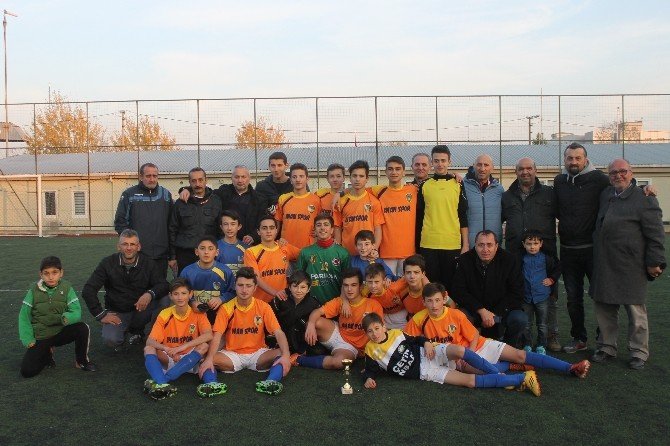 Çiftlikköy Belediyespor U-15 Ligi’nin Şampiyonu Oldu