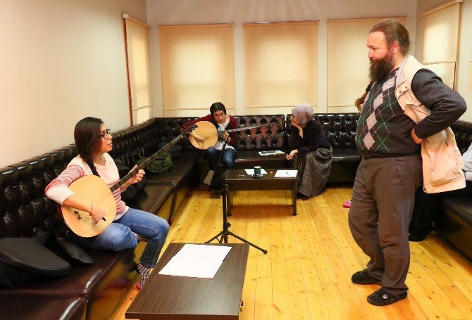 Sertarikzade Kültür Ve Sanat Merkezi’nde Tambur Dersleri