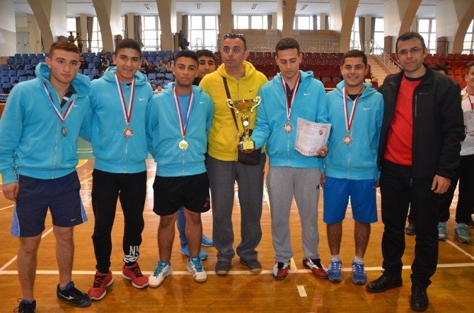 Genç Erkekler Badmintonda Şampiyon Germencik Oldu