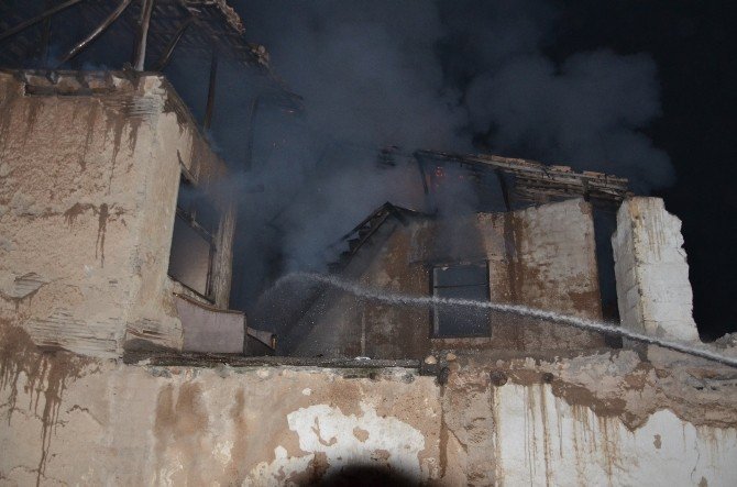 Metruk Evde Çıkan Yangın Korkuttu