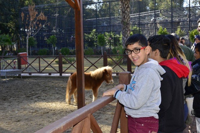 Otizmli Çocuklar Tarsus Hayvan Parkı’nı Gezdi