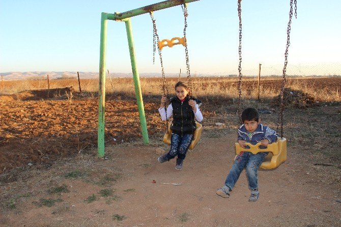 Türkiye’yi Ağlatan Şehidin Yırtık Çoraplı O Çocukları Artık Okula Gidiyor