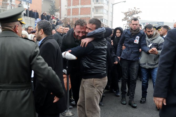 5 aylık asker, izin alıp şehit kardeşi Eren Kılıç'ın cenazesine katıldı