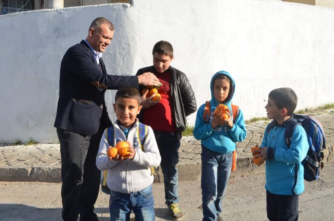 Söke Belediyesi'nden vatandaşa 20 ton portakal yardımı