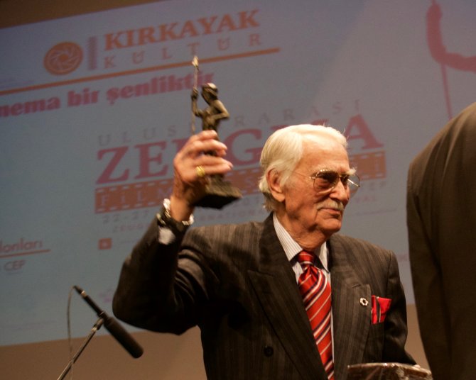 Türk sinemasının emektarı Eşref Kolçak'a yaşam boyu onur ödülü