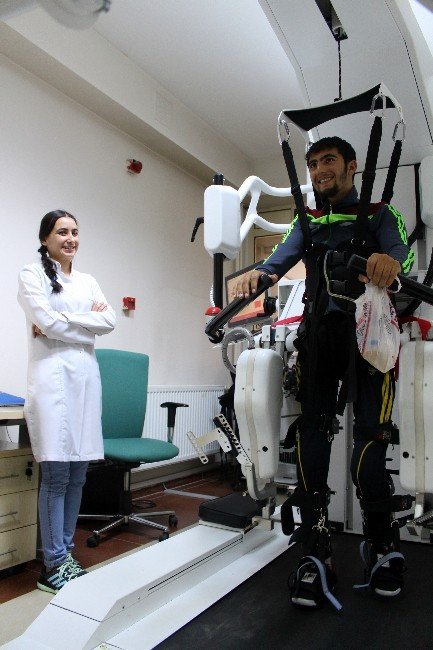 19 Yaşındaki Hüseyin Yürüme Robotuyla İlk Adımlarını Atıyor