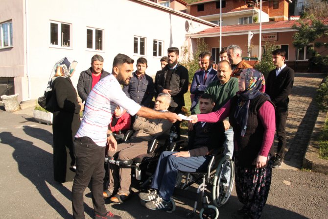 Sandalyeleri gözyaşları içinde aldılar