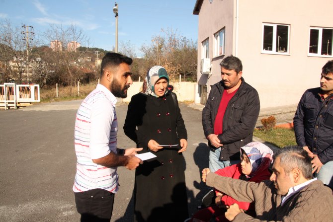 Sandalyeleri gözyaşları içinde aldılar
