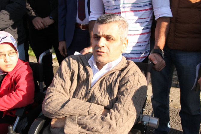 Sandalyeleri gözyaşları içinde aldılar