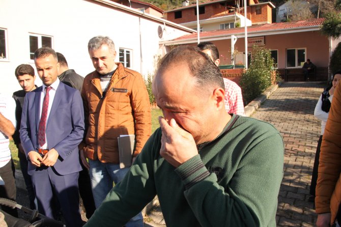 Sandalyeleri gözyaşları içinde aldılar