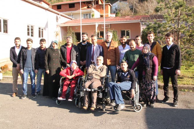 Sandalyeleri gözyaşları içinde aldılar