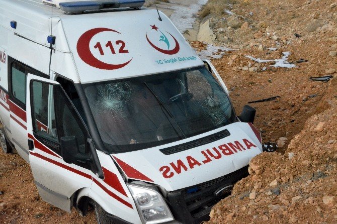 Kelkit’te Görevden Dönen Ambulans Kaza Yaptı: 2 Yaralı