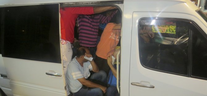 Minibüste 21 Suriyeli kaçak göçmen yakalandı
