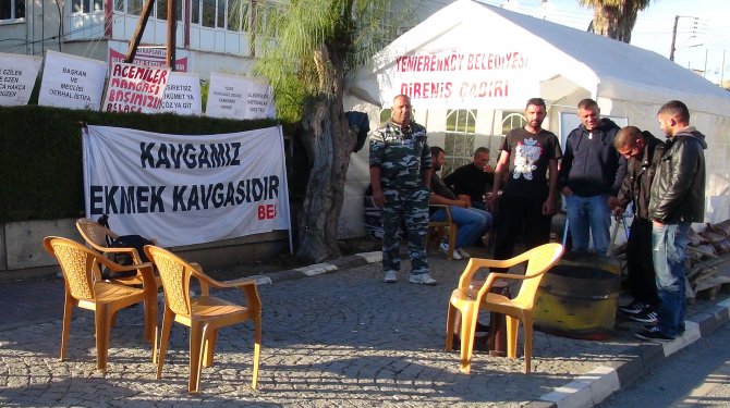 Kıbrıs'ta üç aydır maaş alamayan belediye personeli, Meclis girişine çadır kurdu