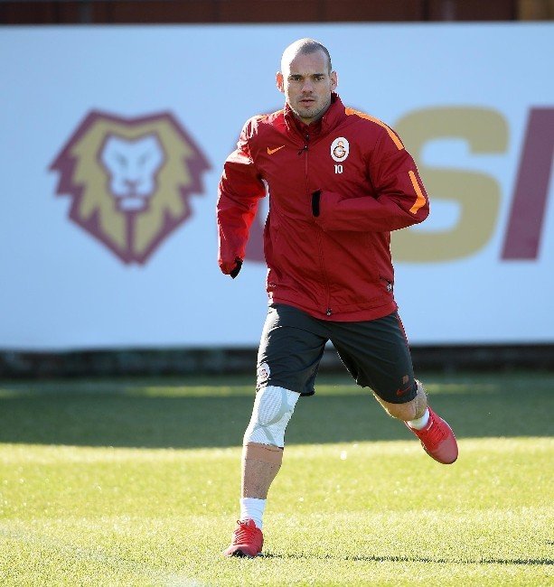 Galatasaray’da Sneıjder Günü Tedaviyle Geçirdi