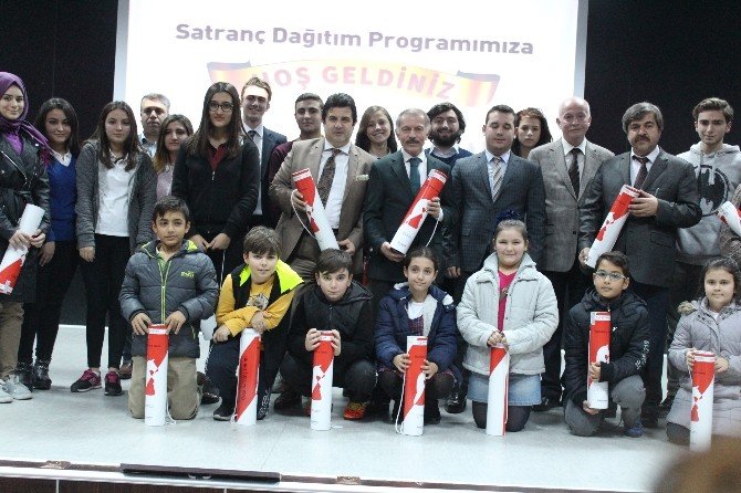 Başkan Aydıner, 2 Bin 500 liseliye satranç Takımı hediye Etti