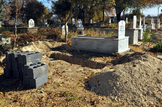 Öldü Zannedilen Hastanın Selası Verilip Mezarı Kazıldı