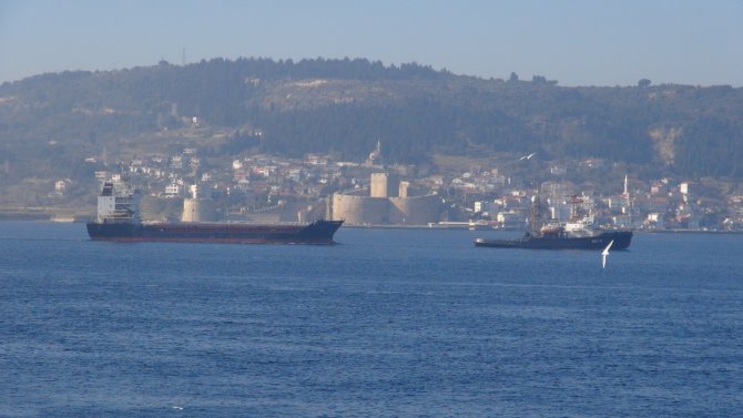 Rus askeri kargo gemisi Çanakkale Boğazı'ndan çekilerek götürüldü