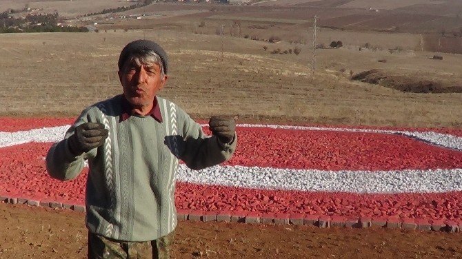 Şehitler İçin Dağ Yamacına Taşlardan 210 Metrekare Büyüklükte Türk Bayrağı Yaptı