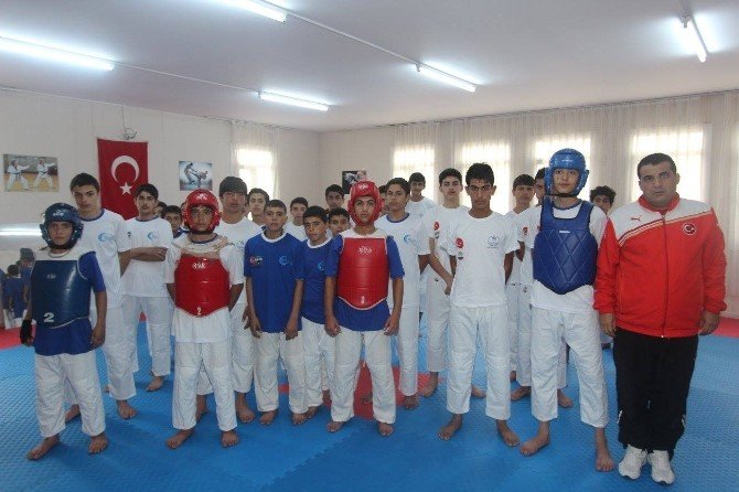 Suriyeli Çocuk Ve Gençler Konteyner Kentte Spor Yapıyor