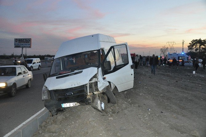 Yolcu Minibüsü İle Otomobil Çarpıştı: 2 Ölü, 3 Yaralı