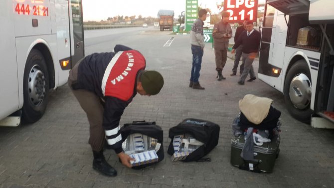 Suriyelinin valizinden 660 paket kaçak sigara çıktı