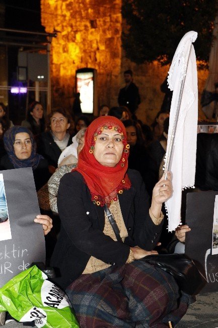 HDP’li Kadınlar Barış İçin Oturma Eylemi Yaptı