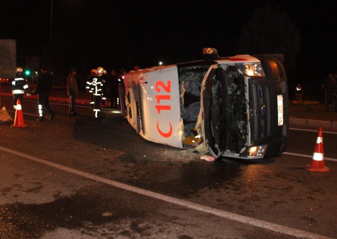 Aydın'da hasta taşıyan ambulans devrildi: 5 yaralı