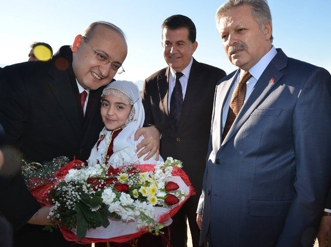 Başbakan Yardımcısı Akdoğan, Ahıska Türklerini Karşıladı
