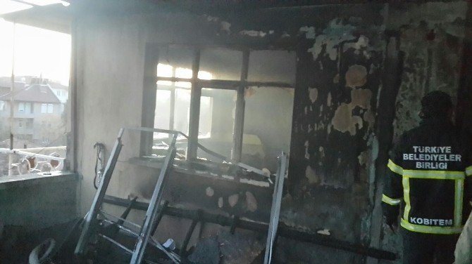 Dinar’da Çatı Katı Yangını Korkuttu