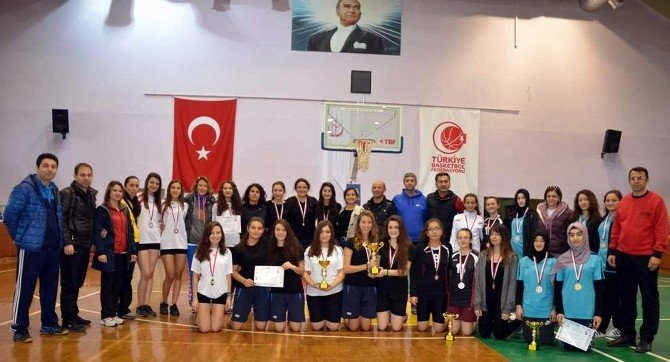 Genç Kızlar Badmintonda Şampiyon Nazilli Oldu