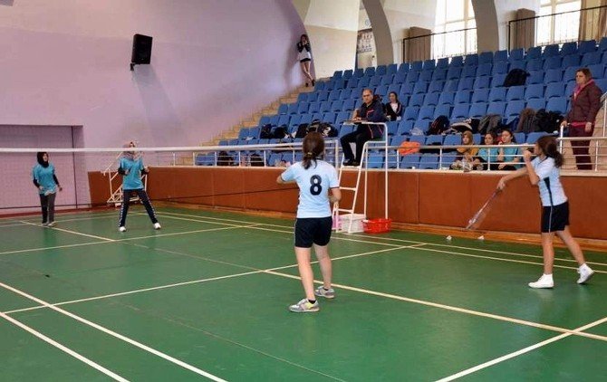 Genç Kızlar Badmintonda Şampiyon Nazilli Oldu