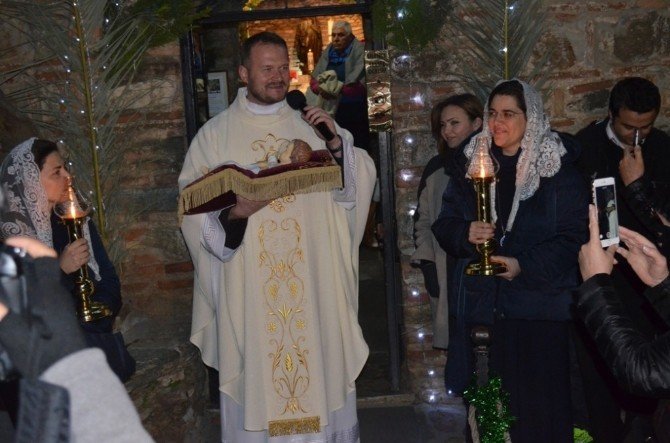 Meryem Ana Evi’nde Düzenlenen Noel Gecesinde Barış İçin Dua Edildi